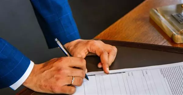 Imposizione  unilaterale di aumenti di prezzo e ritardi nelle consegne dei fornitori: rinegoziare le clausole contrattuali